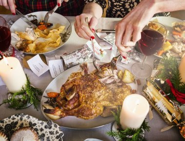 ΕΣΕΕ: Στα 149 ευρώ φέτος το εορταστικό τραπέζι - Δείτε σε τι έπεσαν οι τιμές